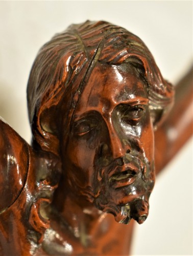 Antiquités - Christ crucifié en buis - Travail vénitien du XVIIe siècle